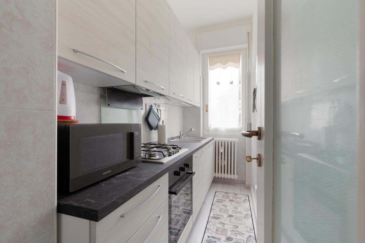 Apartment With Balcony -Bisceglie Red Line Subway Milano Esterno foto