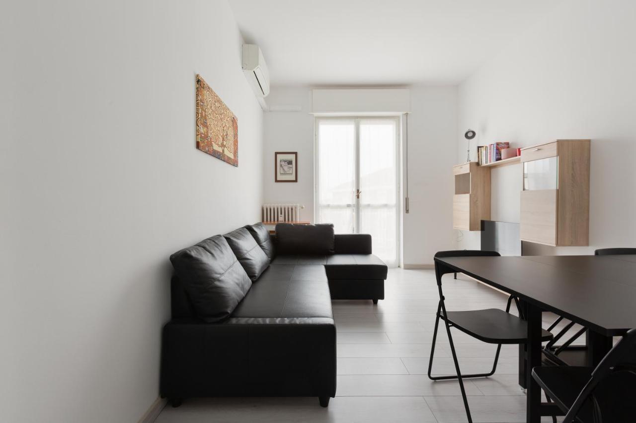 Apartment With Balcony -Bisceglie Red Line Subway Milano Esterno foto
