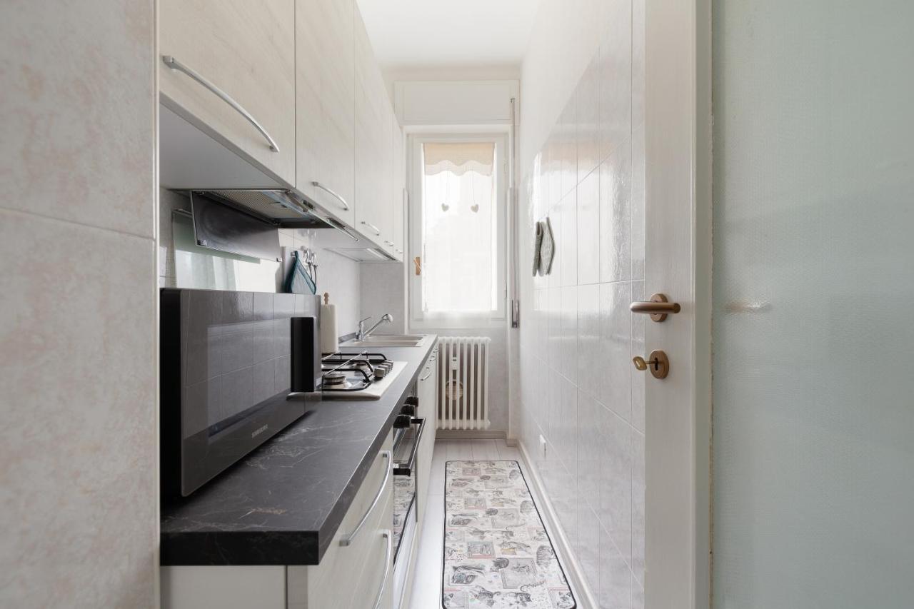 Apartment With Balcony -Bisceglie Red Line Subway Milano Esterno foto