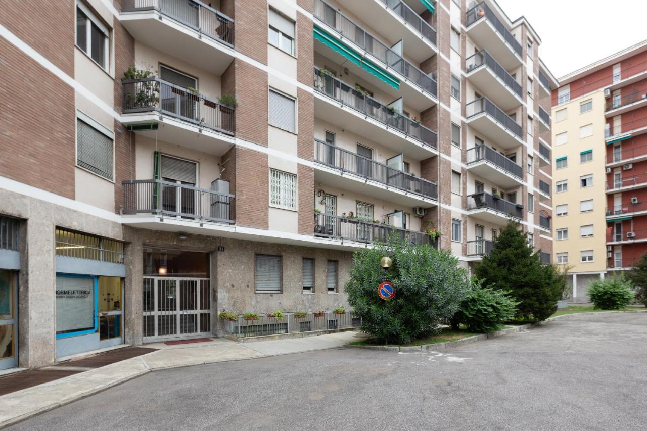 Apartment With Balcony -Bisceglie Red Line Subway Milano Esterno foto